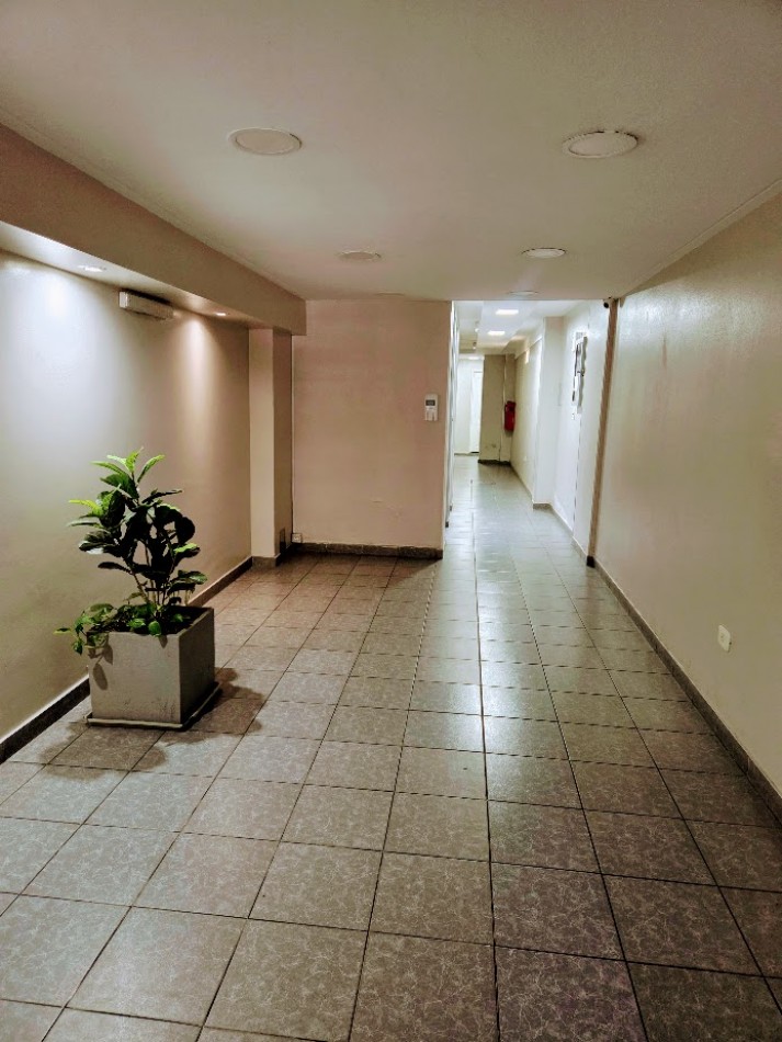 venta de excelente  departamento de dos ambientes en plena zona del shopping Aldrey 