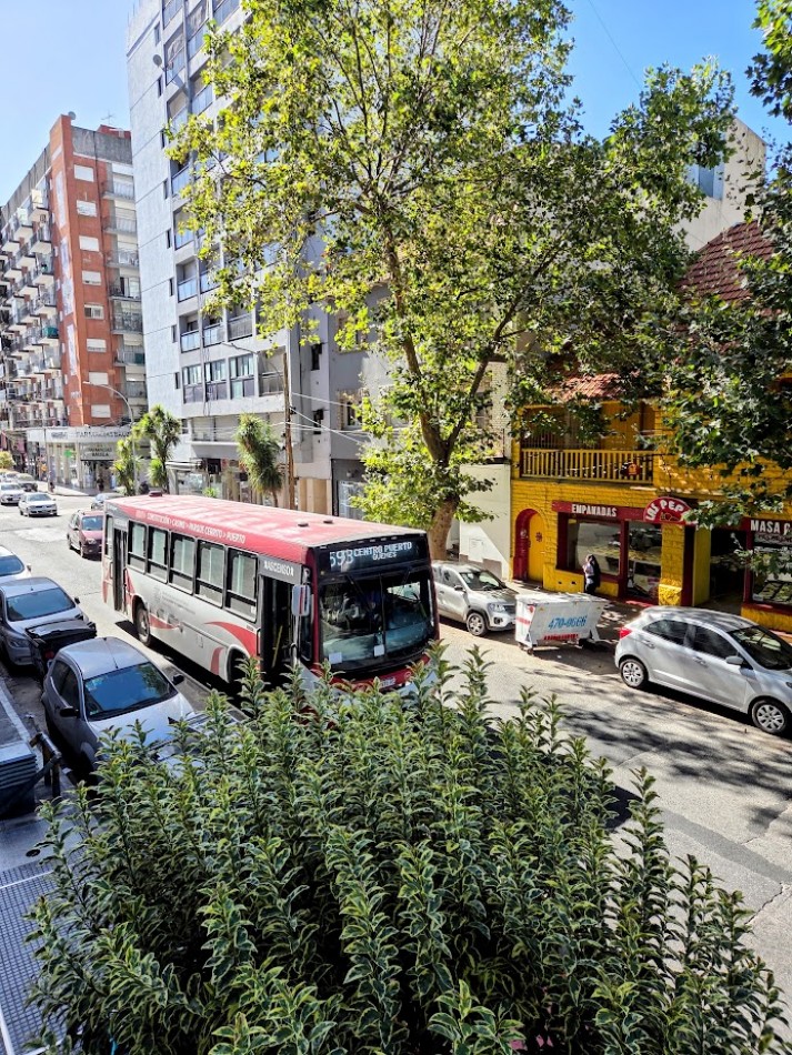 venta de excelente  departamento de dos ambientes en plena zona del shopping Aldrey 