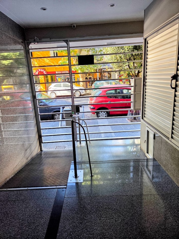 venta de excelente  departamento de dos ambientes en plena zona del shopping Aldrey 